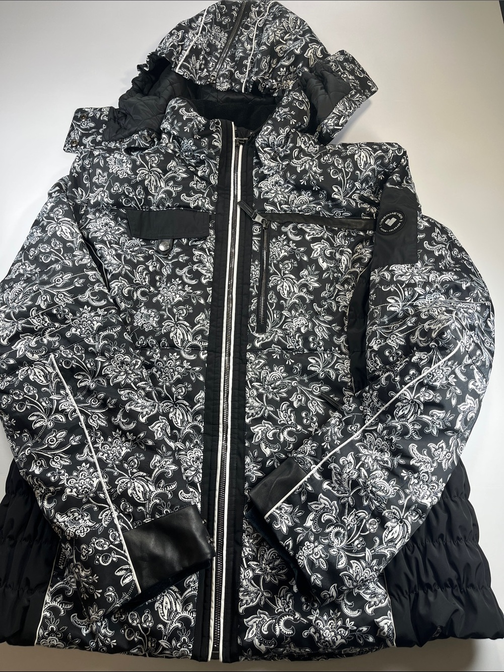 Obermeyer Black and White Quilted Hooded Jacket Ski Jacket Sz 18